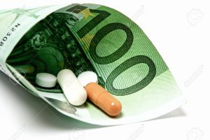 Medizin liegt eingebettet in einem 100 Euroschein als Symbol für Krankengeld oder Medizingeld